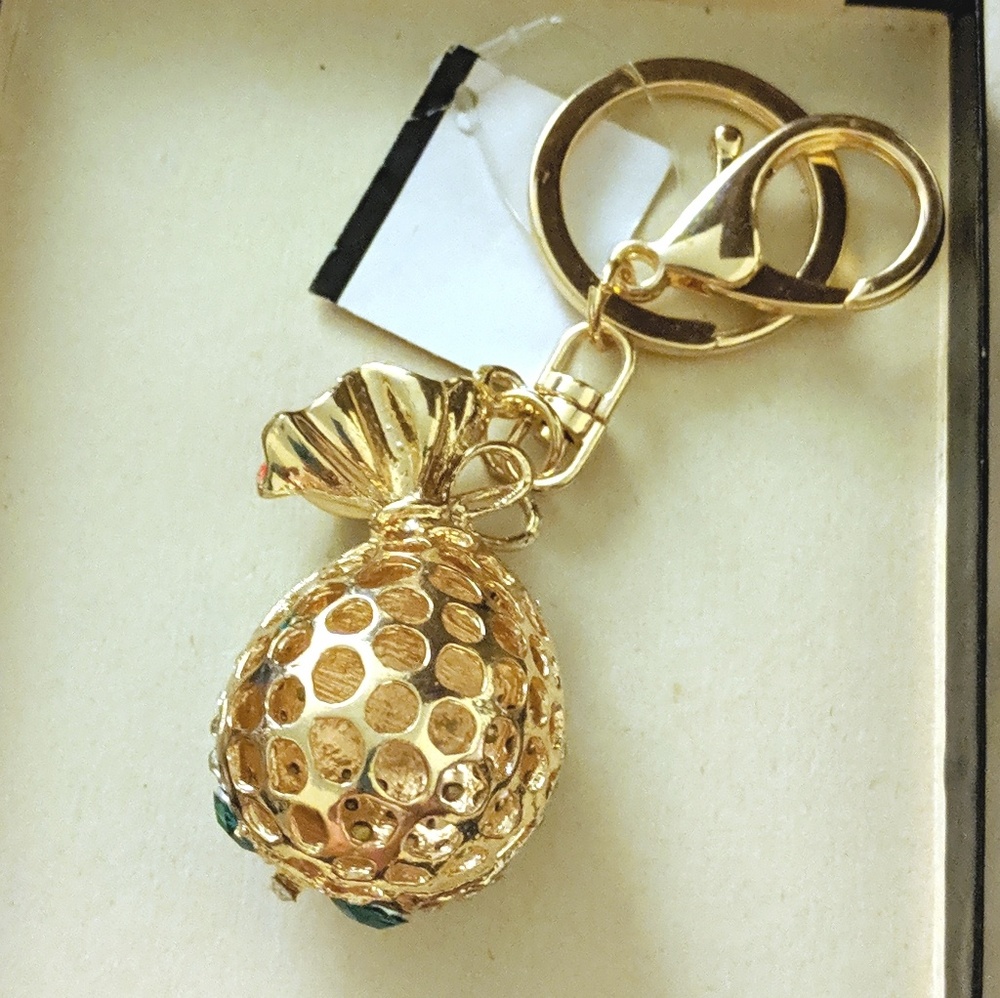 ❤️SALE❣️NWT Gold Tone Rhinestone Pineapple Keyring - Picture 4 of 7